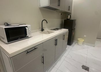 شقة بغرفة معيشة وغرفتين نوم 