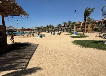 شقة بجلسة مطلة على البحر 