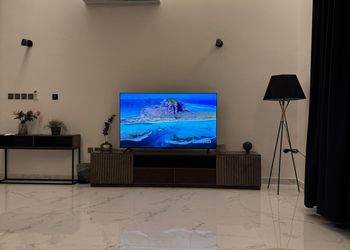 شقة بغرفتين نوم وصالة ومجلس