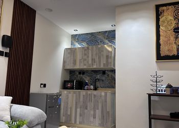 شقة بتصميم أنيق وغرفة نوم 