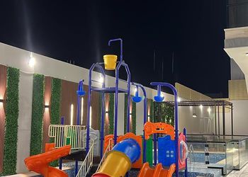 شاليه فاخر بمسبح وجلسات خارجيه 