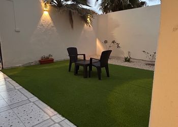 شقة بغرفة نوم وفناء خارجي 