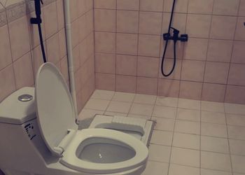 شاليه بملعب كرة طائرة ومسبح