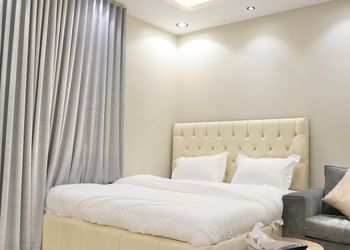 استديو بسرير ماستر وجلسة جانبية