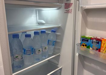 غرفة بسرير مريح وأثاث بسيط