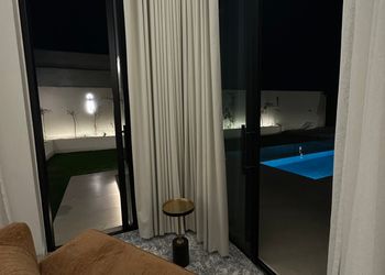 شاليه بمسطح اخضر ومسبح 