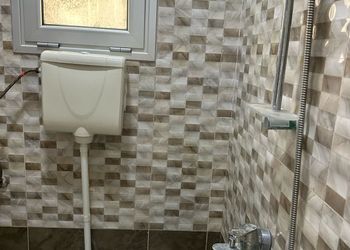 استراحة بألعاب أطفال ومسطح اخضر