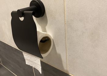 استديو هادئ وبأثاث مريح وبسيط 