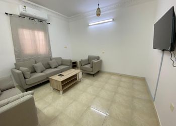 شقة بغرفتين نوم وصالة مريحة 