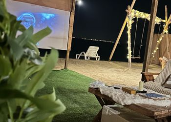 كرفان مع اطلالة على البحر