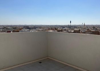 شقة بثلاث غرف نوم وصالة
