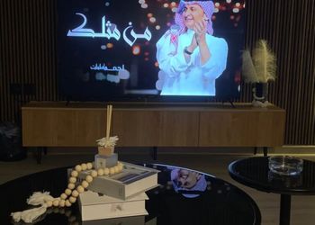 استديو بأثاث مريح وبسيط 