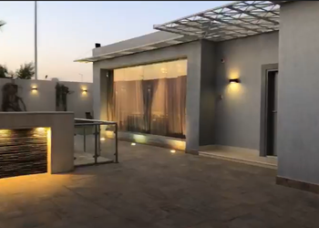 شاليه بمسبح خارجي وجلسة خارجية