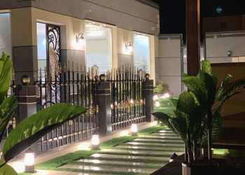 شاليه بجلسة تطل على مسبح خارجي 