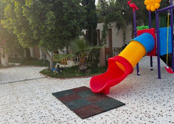 كوخ بأجواء ريفية وجلسة خارجية