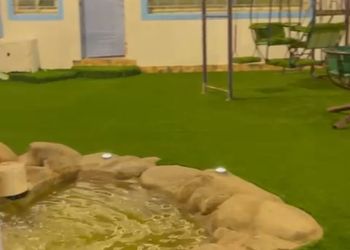 استراحة بإطلالة على مسبح وجبل