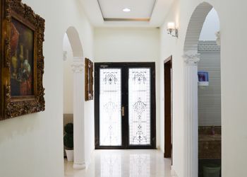 استراحة بألعاب أطفال ومسطح اخضر 