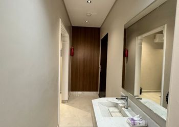 استديو بأثاث مريح وبسيط 
