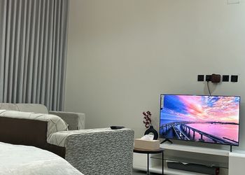 استديو بسرير ماستر وأثاث مريح 