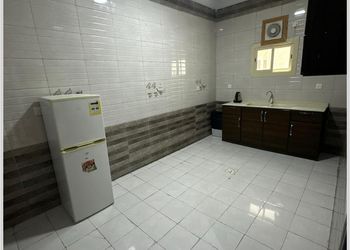 شقة بغرفة معيشة وغرفتين نوم