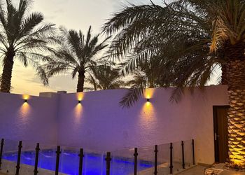 شاليه بألعاب مائية وجلسة خارجية