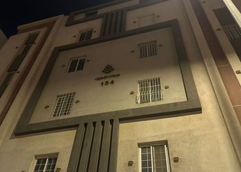غرفة بأثاث مريح بدخول ذاتي