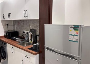 استديو بأثاث مريح وبسيط 