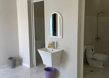 شاليه بجلسة خارجية ومسطح اخضر