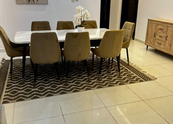 شاليه بجلسة خارجية ومسطح اخضر