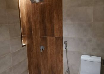 شاليه بجلسة تطل على مسبح خارجي 
