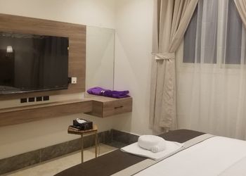 غرفة بسرير ماستر
