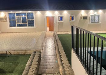 استراحة بجلسة مطلة على مسبح 