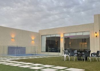 شاليه بمسطح اخضر ومجلس 