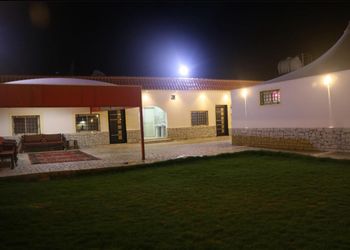 استراحة بمسطح اخضر وألعاب أطفال