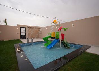 شاليه بألعاب مائية و مسطح اخضر