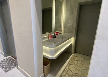شاليه بجلسة تطل على مسبح خارجي 