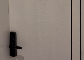 استديو بأثاث مريح وبسيط