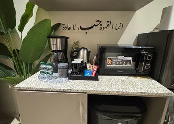 شقة بغرفة معيشة وغرفة نوم 