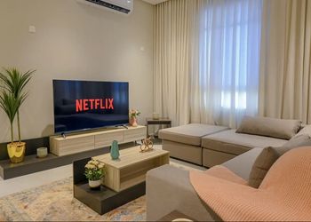 شقة بتصميم انيق بثلاث غرف نوم