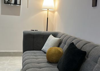 شقة بصالة أنيقة ودخول ذاتي