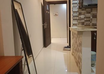 غرفة بسريرين مفردة وأثاث مريح