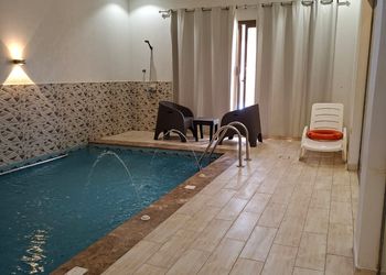 شاليه بغرفة نوم مطلة على المسبح 