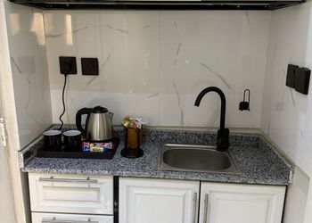 استديو بأثاث مريح وبسيط 