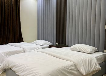 شقة بصالة مريحة وثلاث غرف نوم 