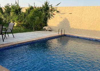 استراحة بمسطح اخضر وجلسة
