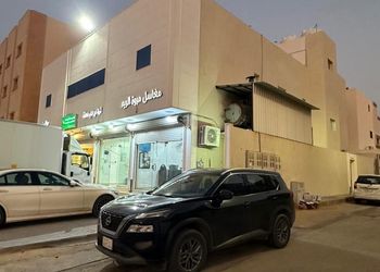شقة أنيقة بصالة وغرف نوم