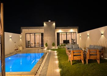 شاليه بجلسة تطل على مسبح خارجي 