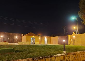 مزرعة بمسطح اخضر و مسبح