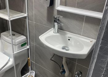 استديو بأثاث مريح وبسيط 