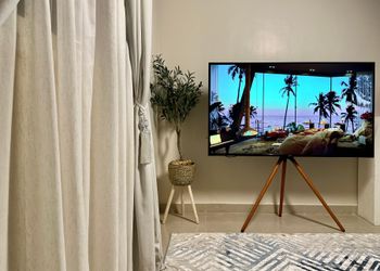 استديو بأثاث مريح وبسيط 